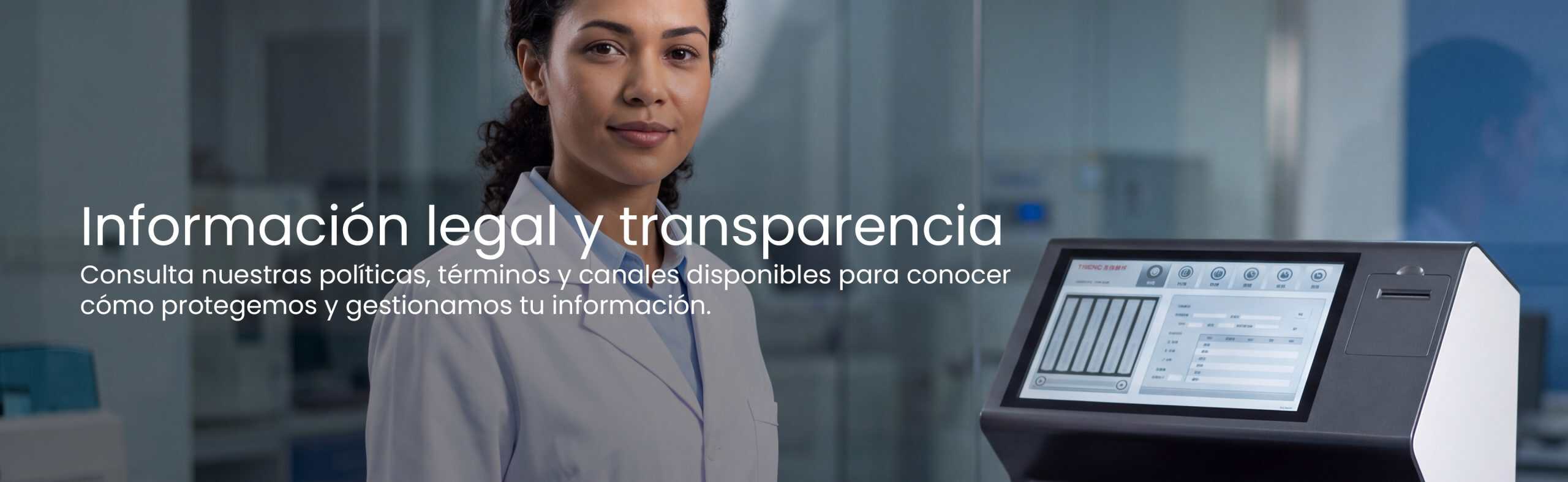 Mujer en oficina con pantalla de análisis de datos y documentos legales.